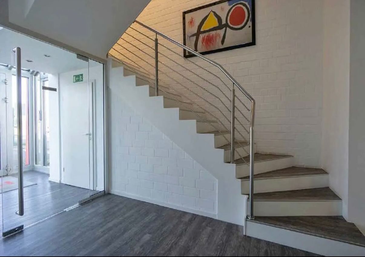 Heller Eingangsbereich mit Treppe