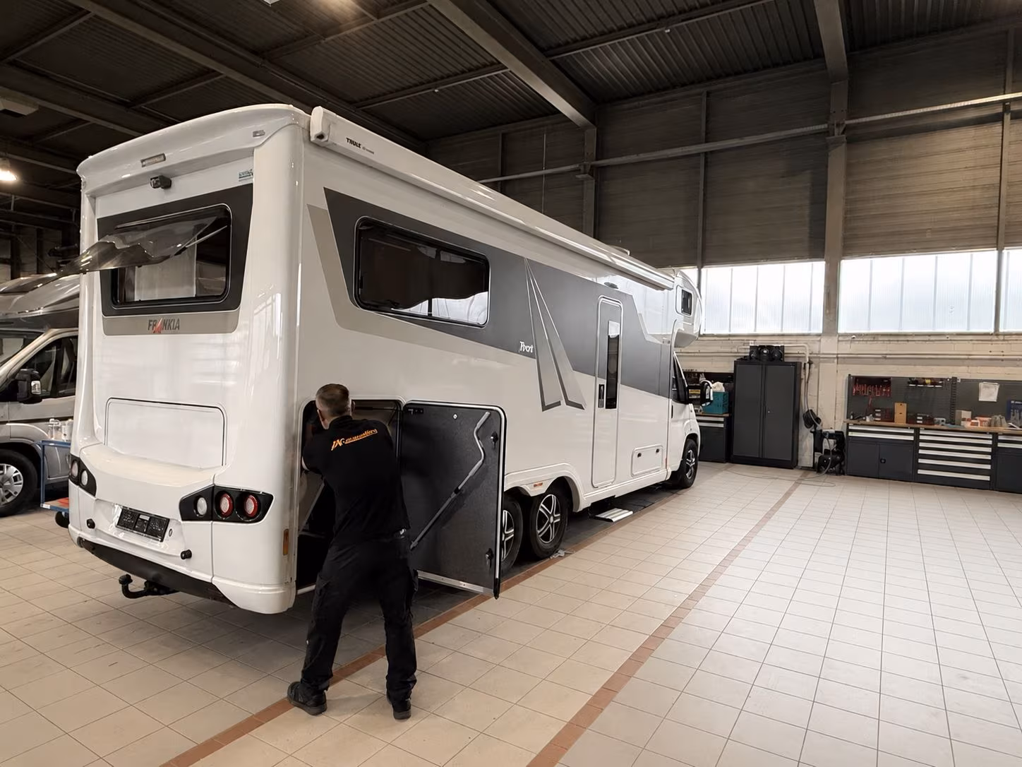 Mechaniker arbeitet an Frankia Reisemobil