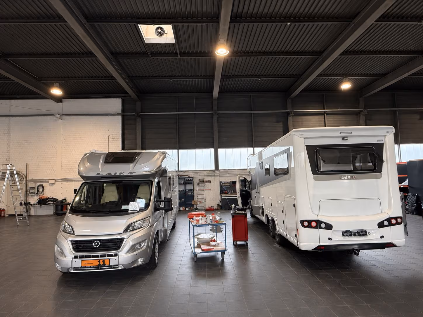 Reisemobile in der Werkstatthalle